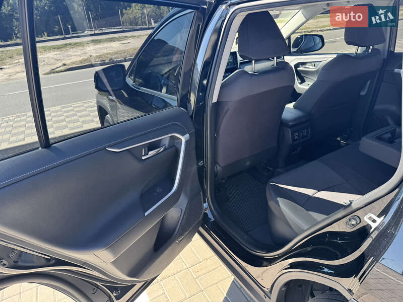 Позашляховик / Кросовер Toyota RAV4 2021 в Черкасах
