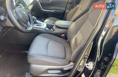 Внедорожник / Кроссовер Toyota RAV4 2021 в 