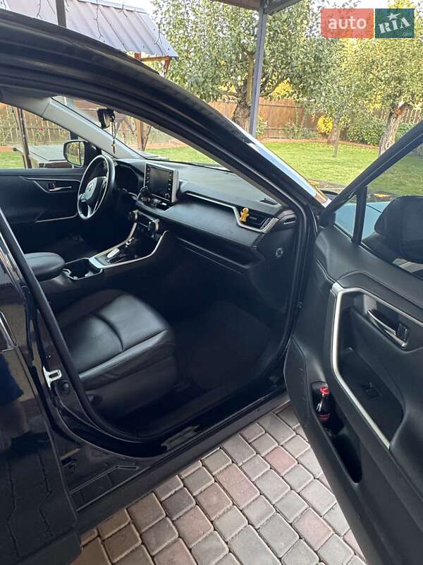 Внедорожник / Кроссовер Toyota RAV4 2020 в Коростене