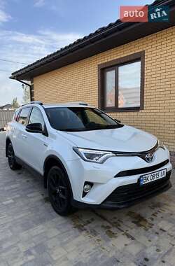 Внедорожник / Кроссовер Toyota RAV4 2018 в Сарнах