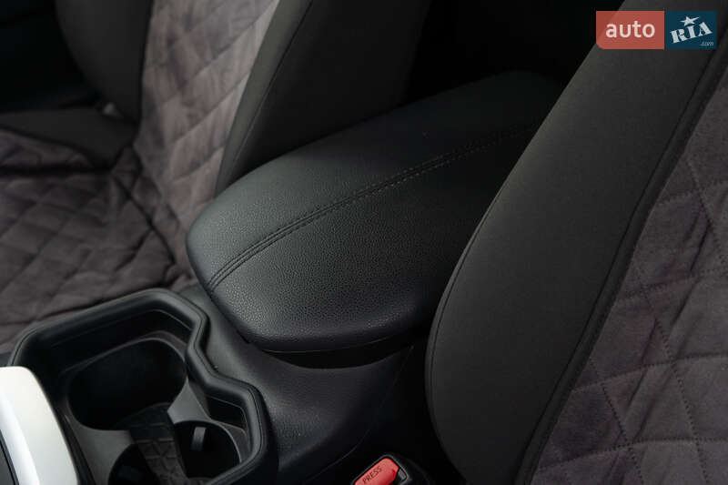 Внедорожник / Кроссовер Toyota RAV4 2018 в Киеве фото 17 Внедорожник / Кроссовер Toyota RAV4 2018 в Киеве