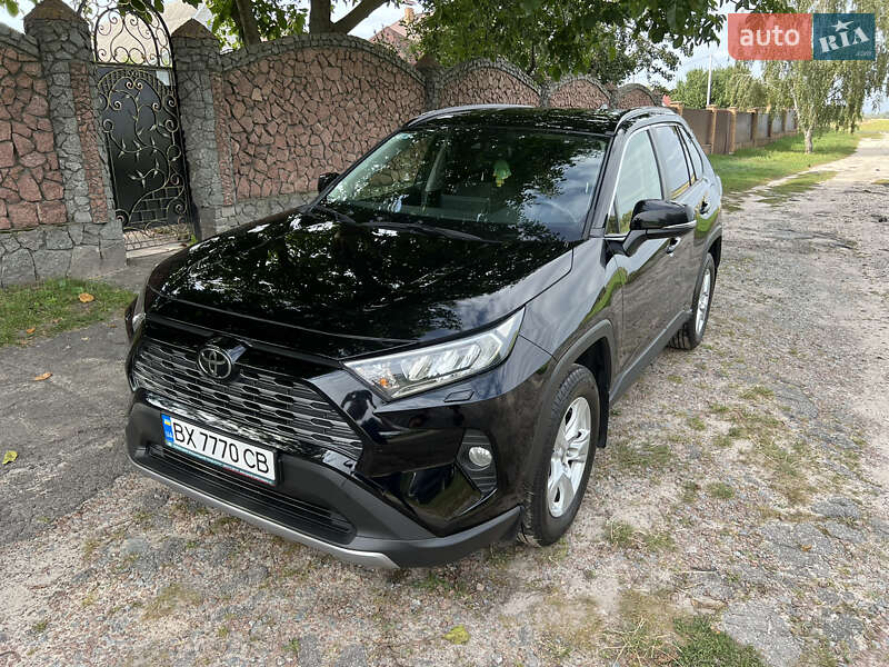 Позашляховик / Кросовер Toyota RAV4 2021 в 