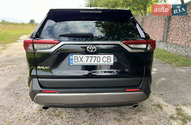 Позашляховик / Кросовер Toyota RAV4 2021 в 