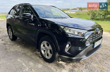 Позашляховик / Кросовер Toyota RAV4 2021 в 