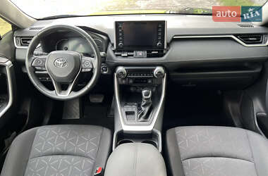 Позашляховик / Кросовер Toyota RAV4 2021 в 