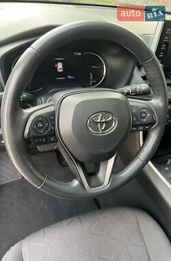 Позашляховик / Кросовер Toyota RAV4 2021 в 