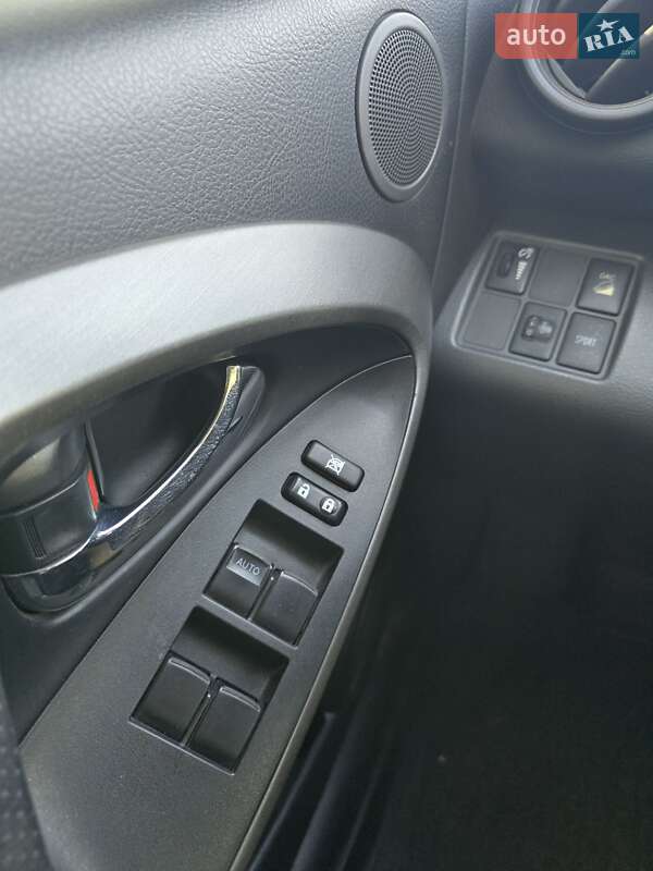 Внедорожник / Кроссовер Toyota RAV4 2011 в Шполе