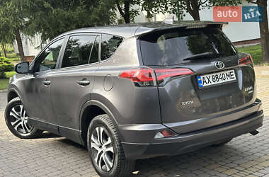 Внедорожник / Кроссовер Toyota RAV4 2017 в 