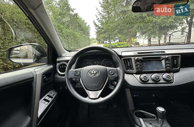 Внедорожник / Кроссовер Toyota RAV4 2017 в 