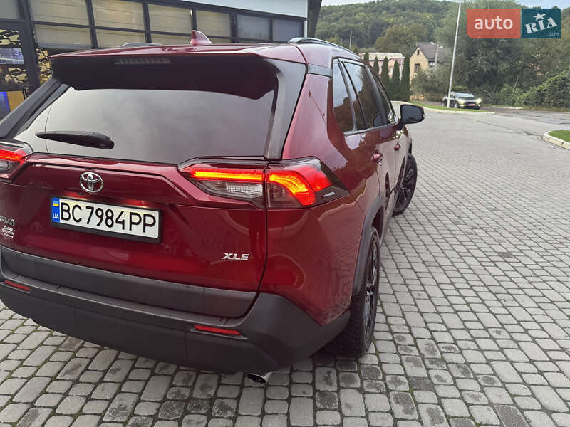 Позашляховик / Кросовер Toyota RAV4 2020 в Львові