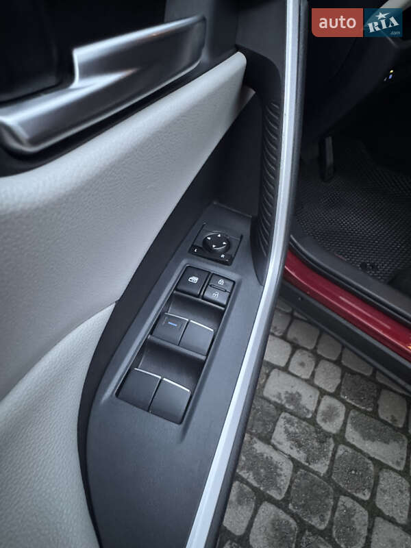 Позашляховик / Кросовер Toyota RAV4 2020 в Львові