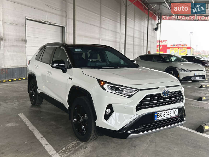 Внедорожник / Кроссовер Toyota RAV4 2021 в Ровно