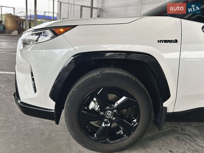 Внедорожник / Кроссовер Toyota RAV4 2021 в Ровно