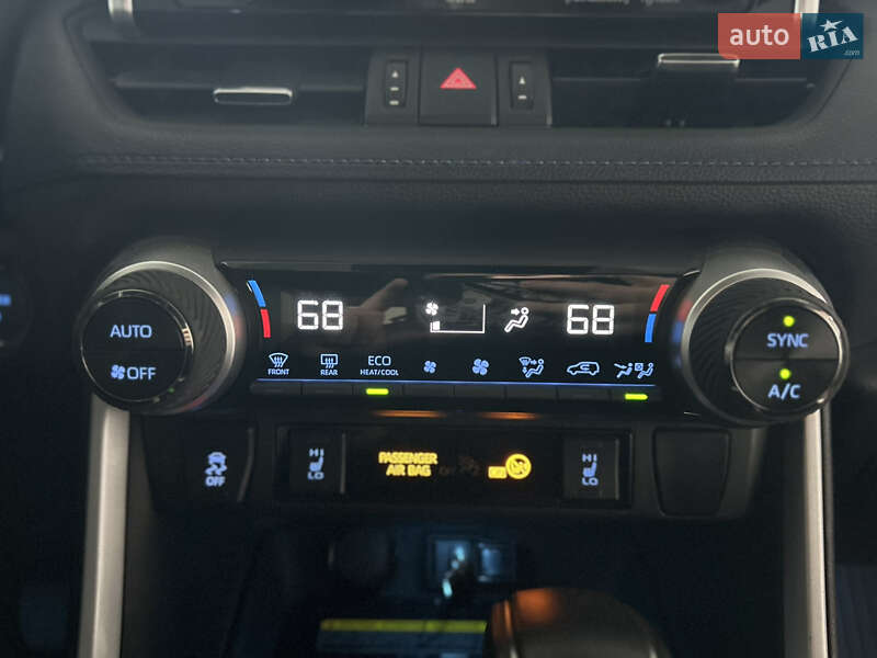 Внедорожник / Кроссовер Toyota RAV4 2021 в Ровно