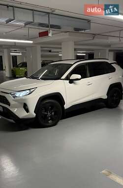 Внедорожник / Кроссовер Toyota RAV4 2020 в Ужгороде