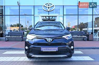 Внедорожник / Кроссовер Toyota RAV4 2017 в 