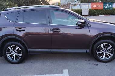 Внедорожник / Кроссовер Toyota RAV4 2017 в 