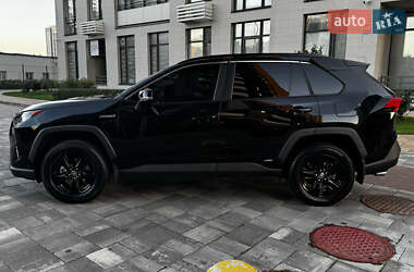 Внедорожник / Кроссовер Toyota RAV4 2021 в 
