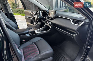 Внедорожник / Кроссовер Toyota RAV4 2021 в 