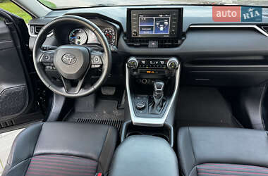 Внедорожник / Кроссовер Toyota RAV4 2021 в 