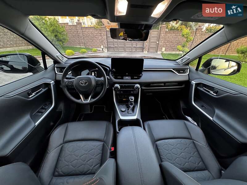 Позашляховик / Кросовер Toyota RAV4 2024 в Рівному