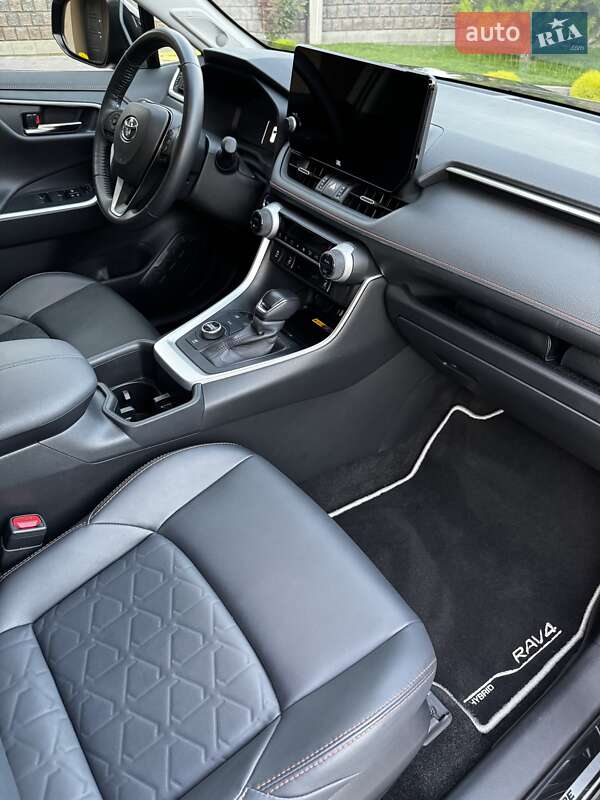Позашляховик / Кросовер Toyota RAV4 2024 в Рівному