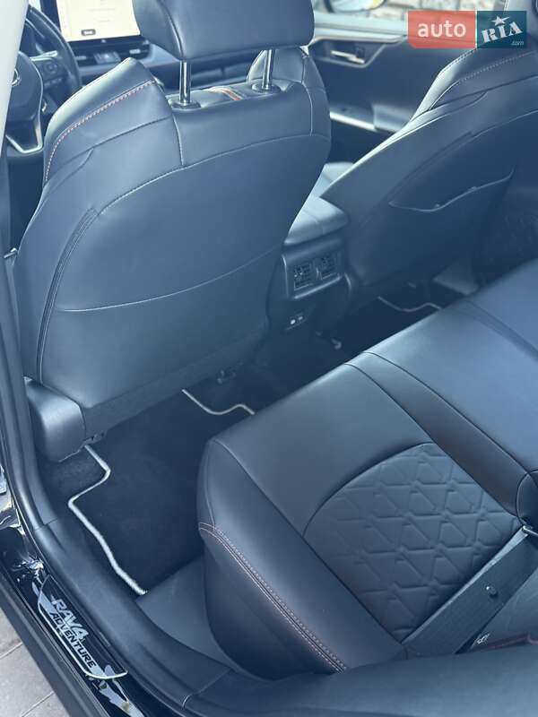 Позашляховик / Кросовер Toyota RAV4 2024 в Рівному