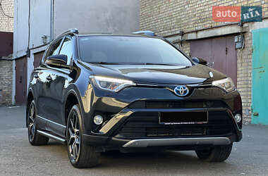 Внедорожник / Кроссовер Toyota RAV4 2017 в 