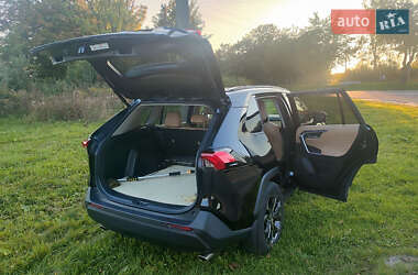 Внедорожник / Кроссовер Toyota RAV4 2023 в 