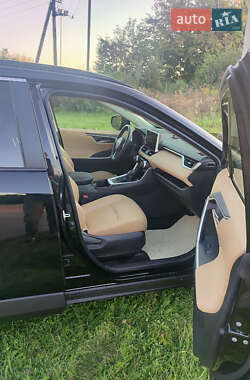 Внедорожник / Кроссовер Toyota RAV4 2023 в 