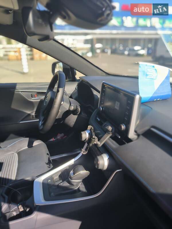 Позашляховик / Кросовер Toyota RAV4 2019 в Дніпрі