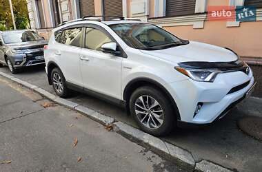 Внедорожник / Кроссовер Toyota RAV4 2016 в Вишневом