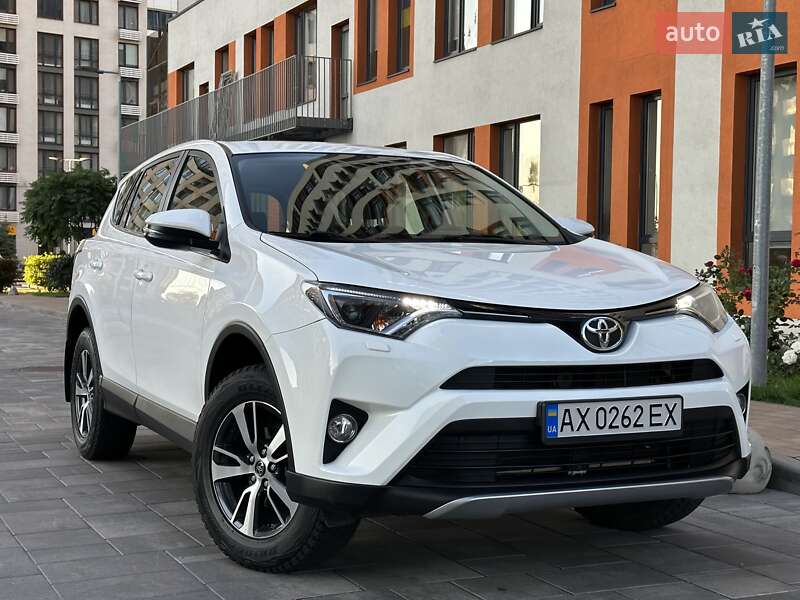 Внедорожник / Кроссовер Toyota RAV4 2017 в Киеве