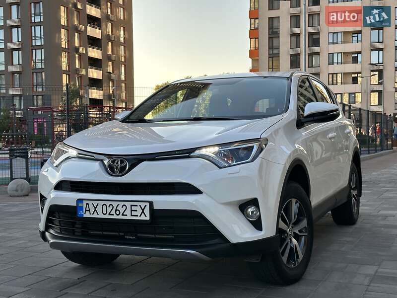 Внедорожник / Кроссовер Toyota RAV4 2017 в Киеве