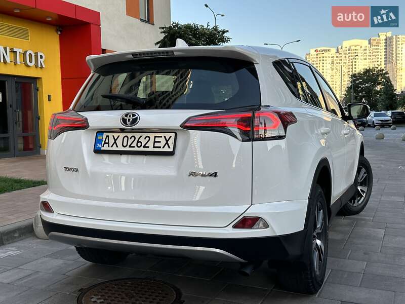 Внедорожник / Кроссовер Toyota RAV4 2017 в Киеве