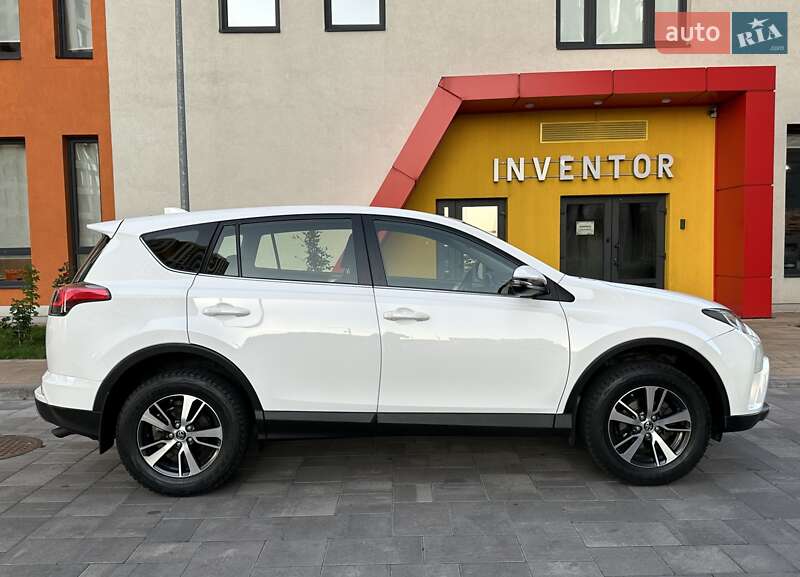 Внедорожник / Кроссовер Toyota RAV4 2017 в Киеве