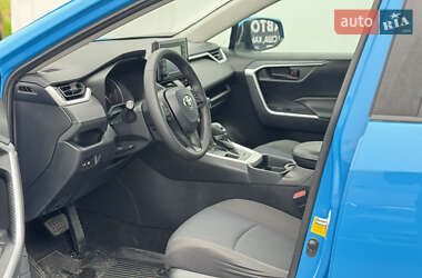 Внедорожник / Кроссовер Toyota RAV4 2019 в 