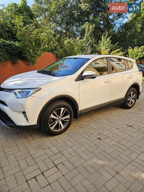 Внедорожник / Кроссовер Toyota RAV4 2016 в Мукачево