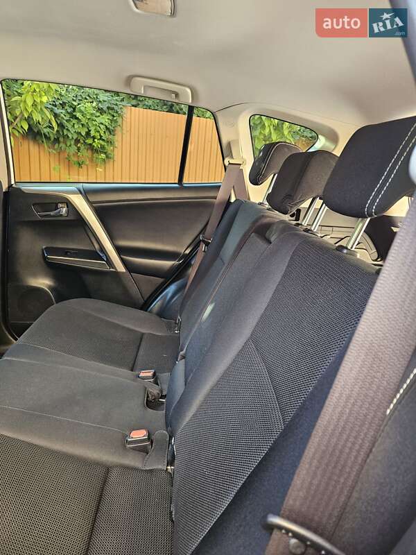 Внедорожник / Кроссовер Toyota RAV4 2016 в Мукачево