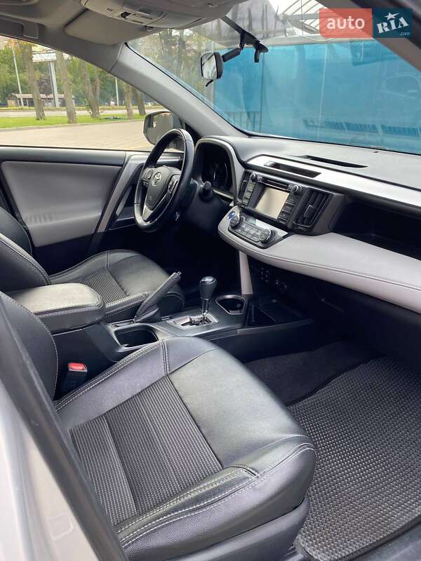 Внедорожник / Кроссовер Toyota RAV4 2016 в Виннице