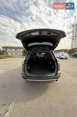 Внедорожник / Кроссовер Toyota RAV4 2017 в 