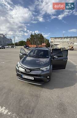 Внедорожник / Кроссовер Toyota RAV4 2017 в 