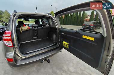 Внедорожник / Кроссовер Toyota RAV4 2010 в 