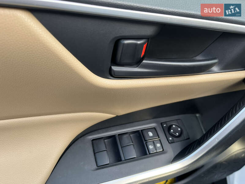 Внедорожник / Кроссовер Toyota RAV4 2019 в Тернополе