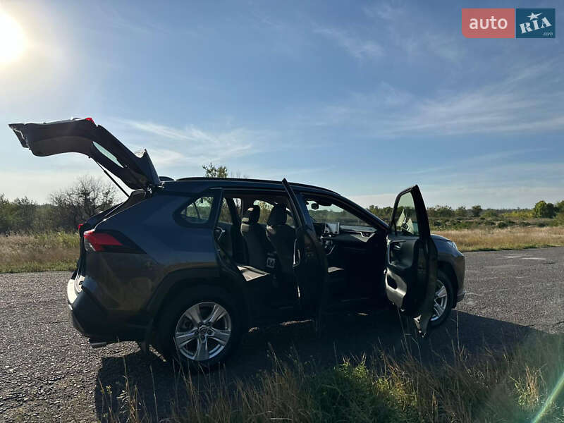 Позашляховик / Кросовер Toyota RAV4 2020 в Кривому Розі