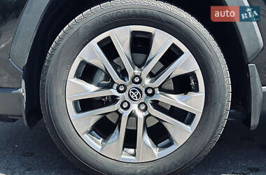 Внедорожник / Кроссовер Toyota RAV4 2019 в 