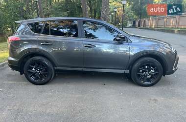 Внедорожник / Кроссовер Toyota RAV4 2018 в 
