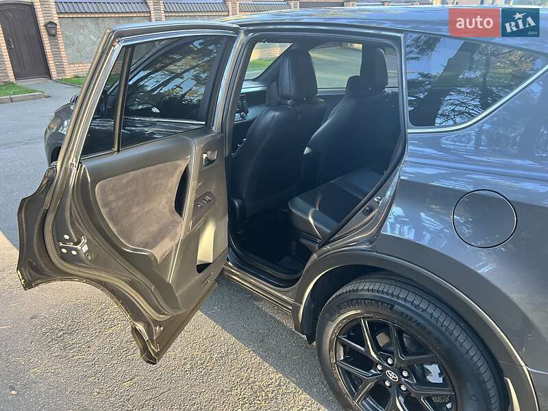 Внедорожник / Кроссовер Toyota RAV4 2018 в Чернигове