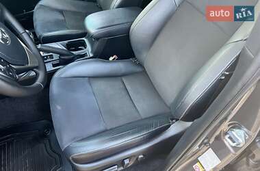 Внедорожник / Кроссовер Toyota RAV4 2018 в 
