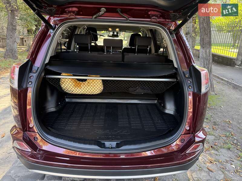 Позашляховик / Кросовер Toyota RAV4 2017 в Кам'янському